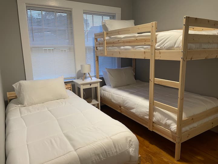 לינה ל-3 אנשים: מיטת יחיד אחת וסט מיטות קומותיים.