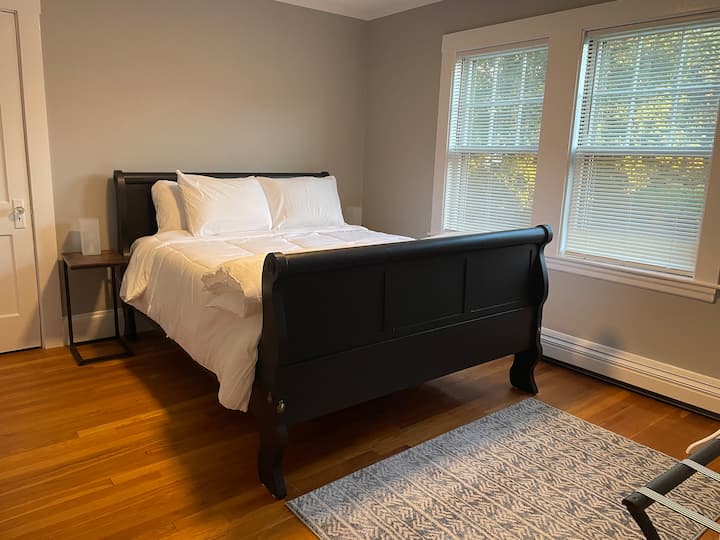 תוכלו ליהנות ממיטת קווין סייז נינוחה עם אפשרויות אחסון נוחות, כולל ארון, שידה, מראה ומתלה מזוודות.