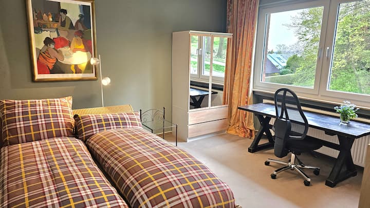 Que ce soit en couple ou seul(e), vous passerez une bonne nuit de sommeil dans le lit Queen Size. La chambre est très calme et, le matin, le soleil vous réveille – à moins que vous ne laissiez les stores fermés. Parfois, même un cerf passe.