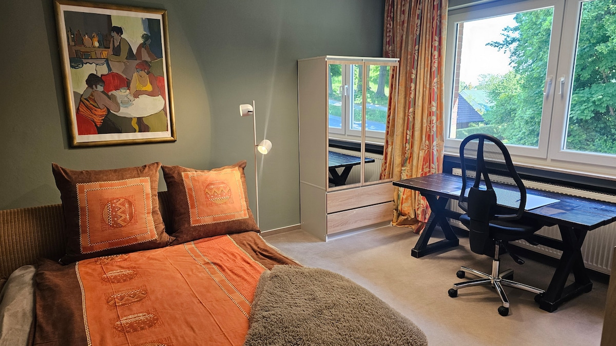 „Útulná manželská posteľ (160 × 200 cm) s nadmernou posteľnou bielizňou (155 × 220 cm) vás pozýva na spanie. Starožitný dubový stôl (70 × 160 cm) umožňuje domácu kanceláriu s výhľadom – na tichej ulici, v neďalekom lese .