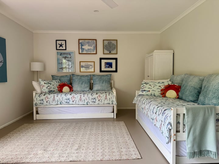 このリビングルームには2つのデイベッドがあり、静かな時間を過ごすのに理想的です。