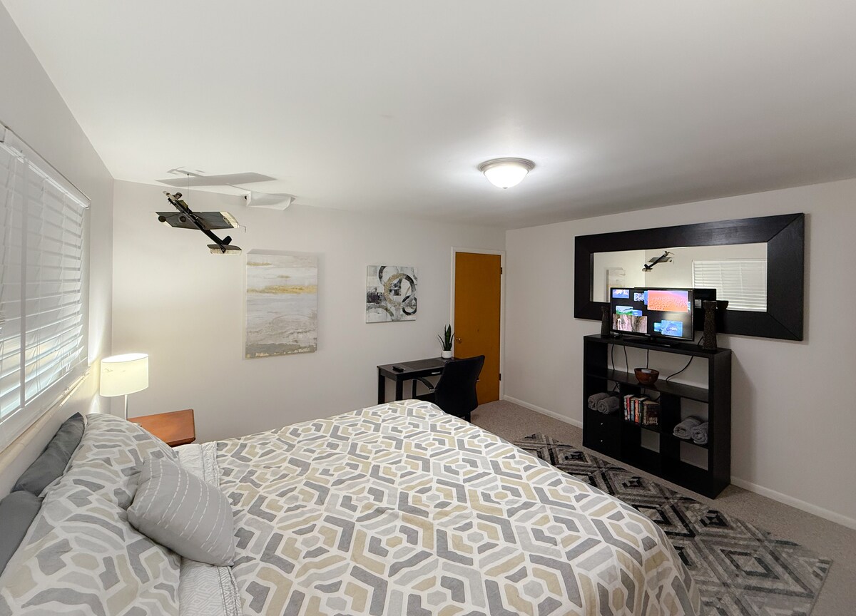  Დიდი საწოლი, სამუშაო მაგიდა WFH ‑ ისთვის და 32"-იანი ტელევიზორი Apple TV ‑ სთან ერთად, რომ თქვენი საყვარელი გადაცემები საწოლში გაუშვათ!