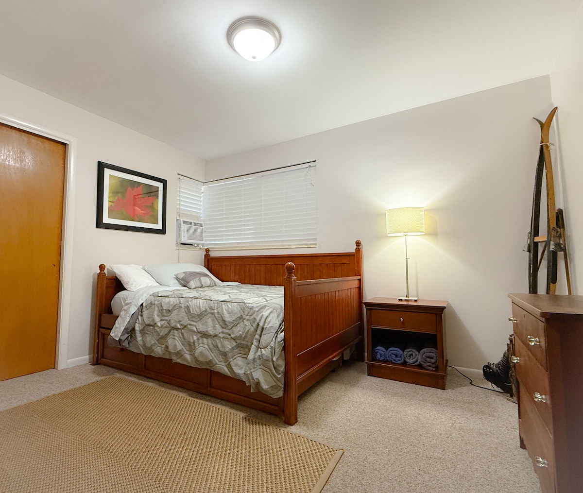 Სრული ზომის საწოლი ორადგილიანი მატრასით ბორბლებზე 