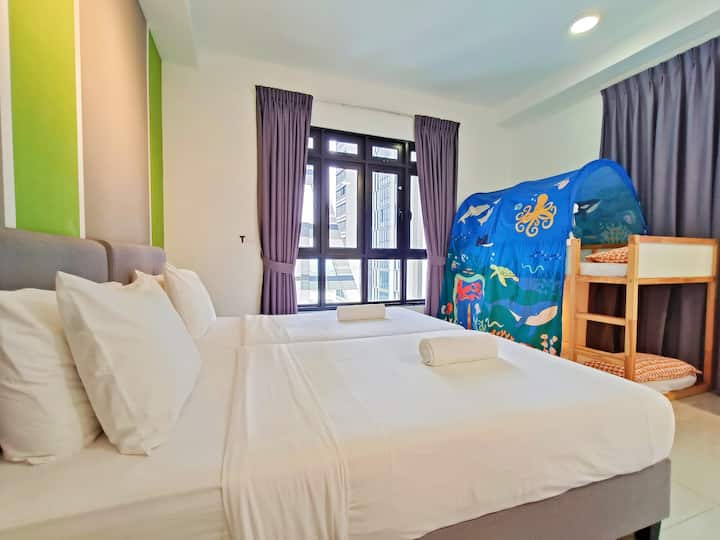 2个大号单人床接头（ 214厘米x180厘米）
比超大双人床
还有
一张深受喜爱的双层床（可容纳2人）