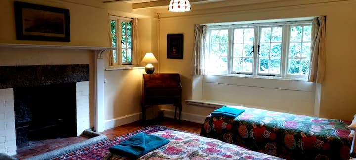 U sobi se mogu postaviti dva zasebna kreveta ili jedan bračni krevet (180 – 220 cm). 