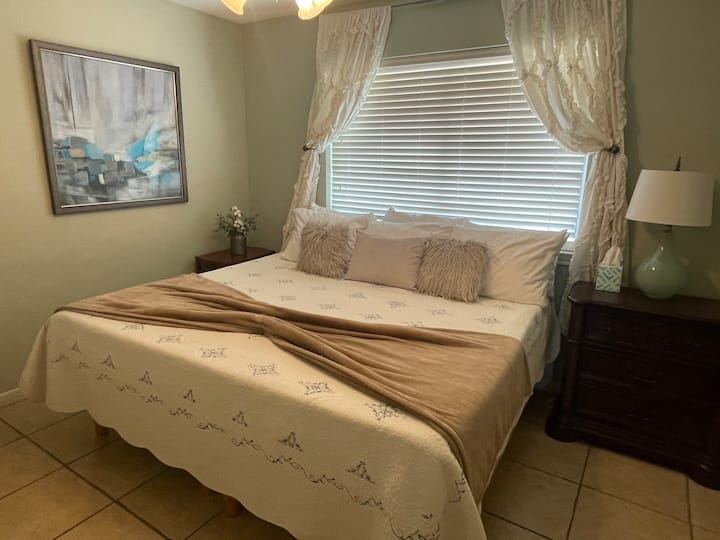 La décoration bleue et blanche moelleuse fait de cette chambre un rêve pour les dormeurs !
Profitez d'une merveilleuse nuit de sommeil dans notre luxueux lit King Size dans la chambre 2.  Le dessus en mousse à mémoire de forme vous assurera d'être à l'aise toute la nuit.