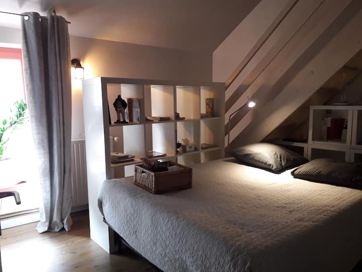 Habitación cerrada con llave + altillo para guardar sus pertenencias durante una estancia larga para 1 persona: cama de 160x200, ropa de cama incluida, baño privado y aseo en el mismo piso. ALOJAMIENTO ocasional 2.ª persona +3 €/noche