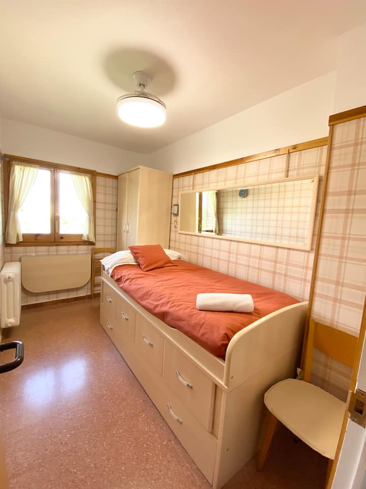 Outdoor single room with bed, closet and latest generation ceiling fan very nice for the summer 