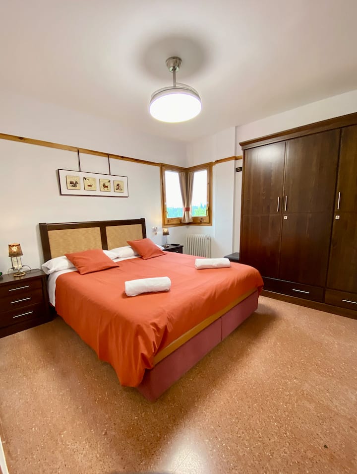 Large outdoor double room with large bed, closet and latest generation ceiling fan very nice for the summer 