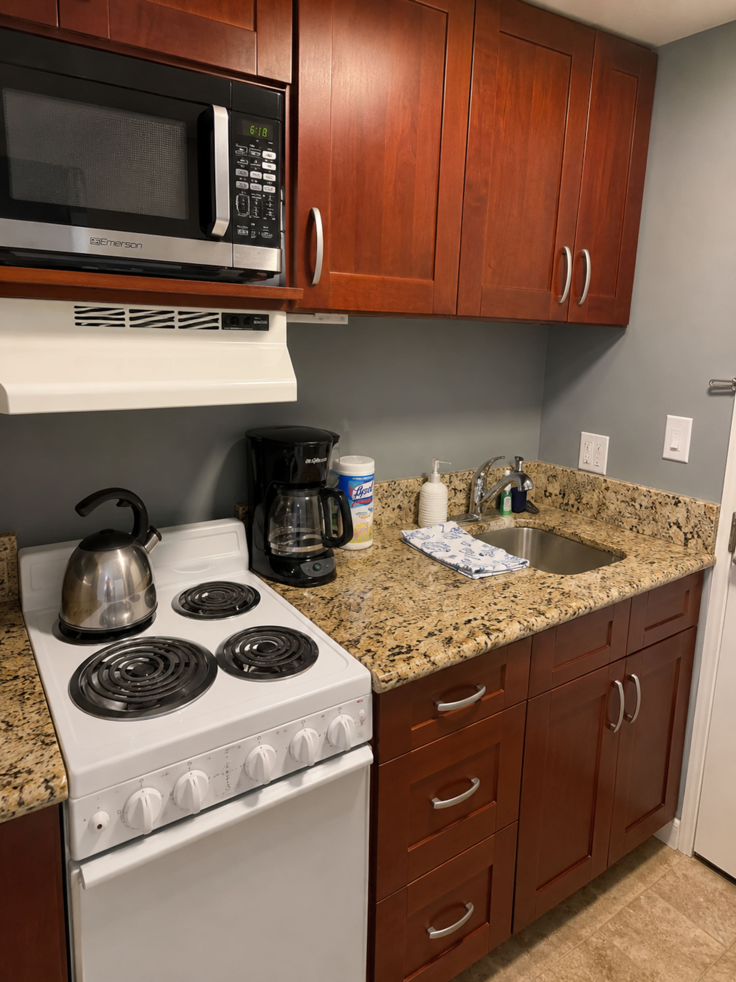 Condo in Honolulu · ★4.84 · 1 bedroom · 2 beds · 1 private bath - Image 5