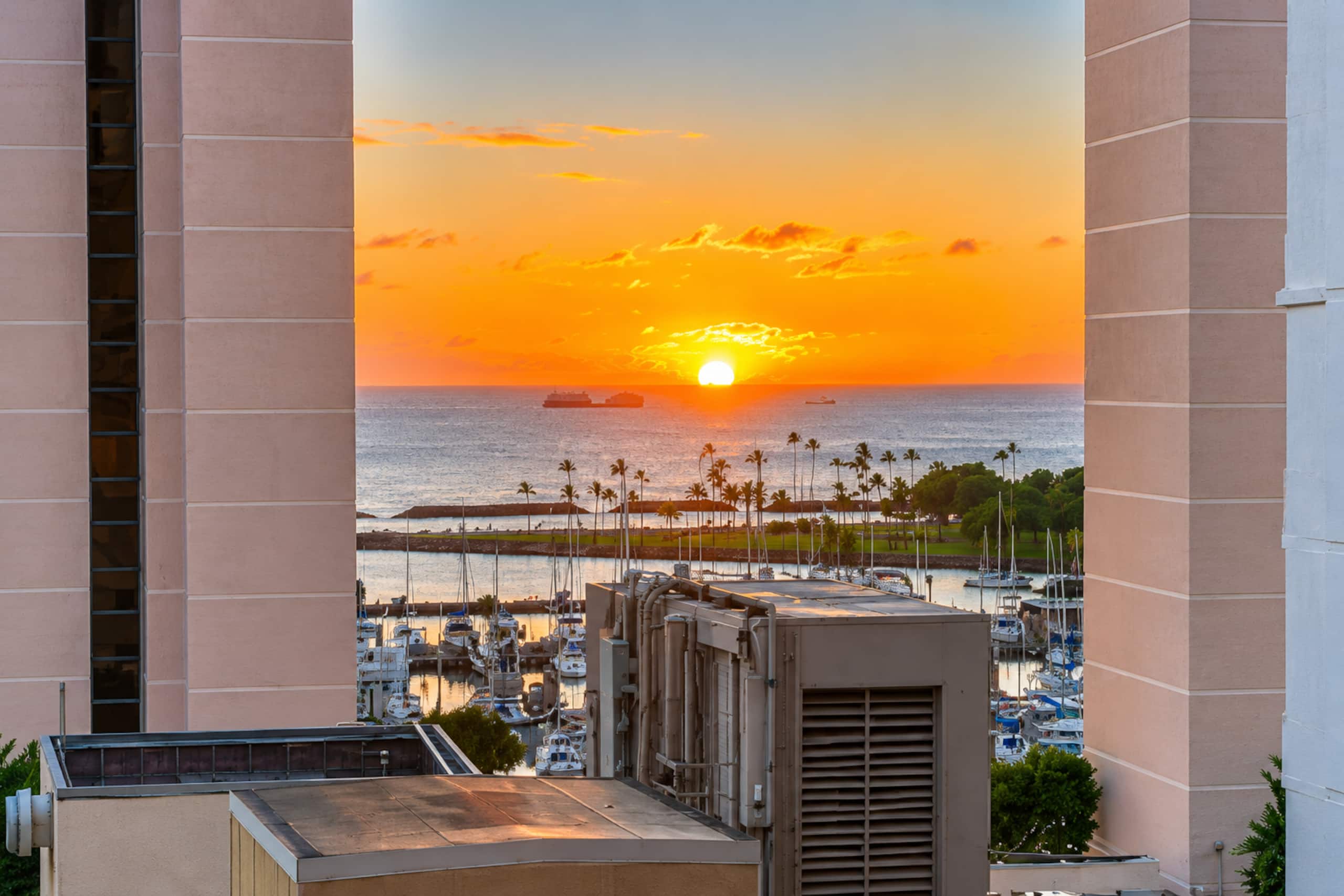 Condo in Honolulu · ★4.84 · 1 bedroom · 2 beds · 1 private bath - Image 2