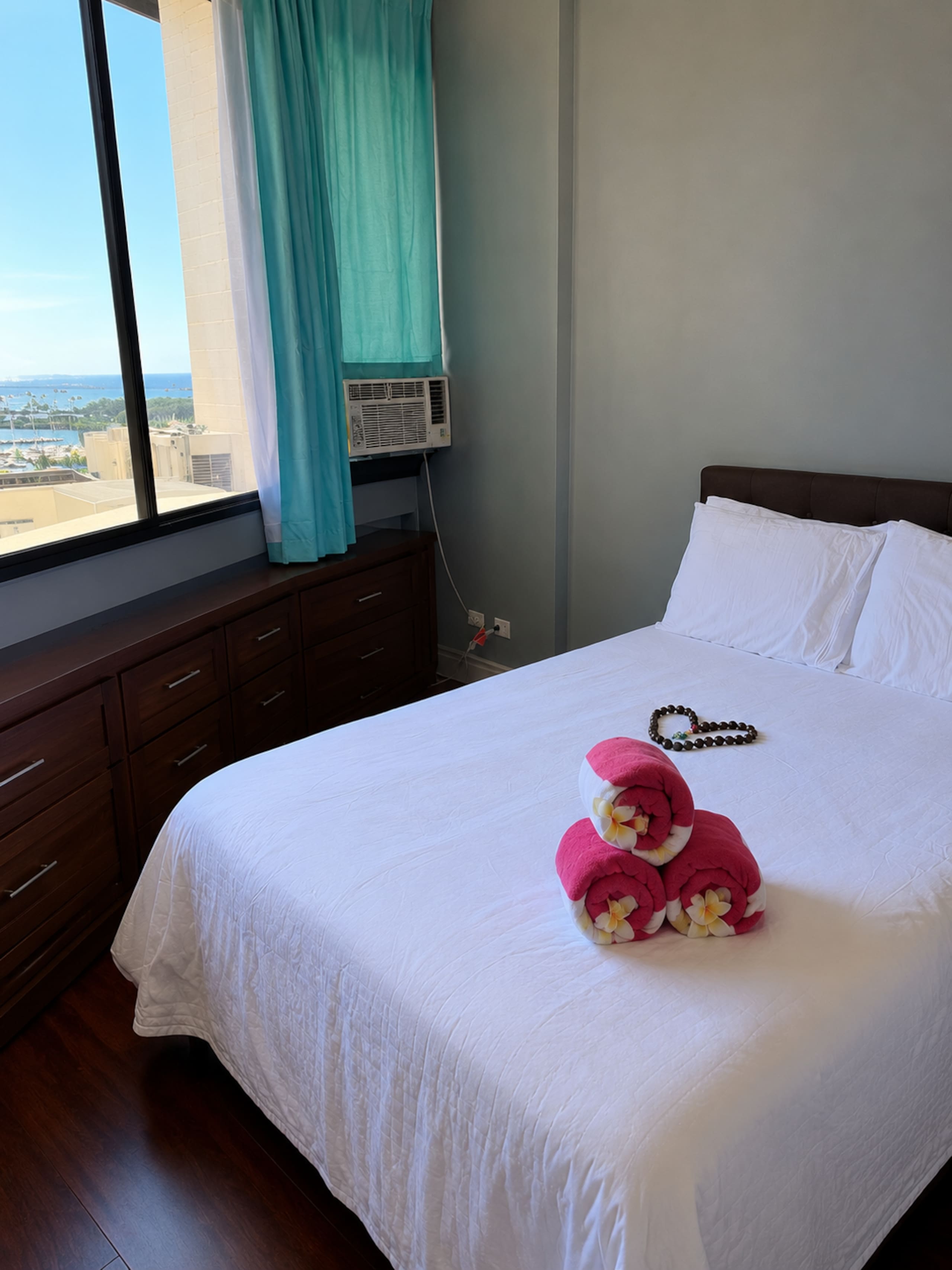 Condo in Honolulu · ★4.84 · 1 bedroom · 2 beds · 1 private bath - Image 6