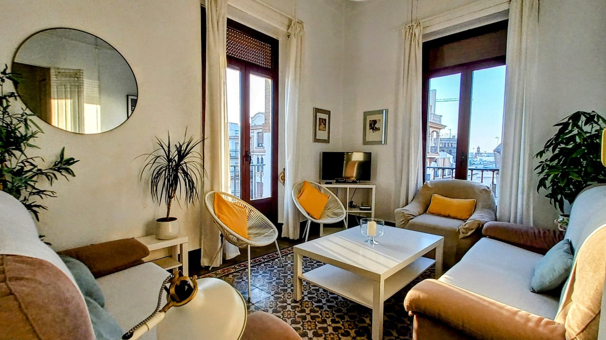 Top performing Airbnb: Sunny apartment, 6 balconies with wonderful views. in Encarnación Regina