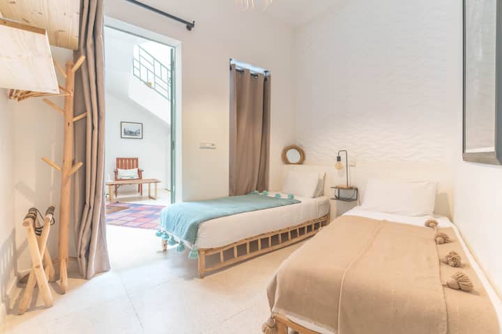twin beds ensuite bedroom