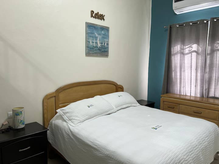 Recámara 2, medidas 3x8 metros, altura de 4m. Cuenta con 5 camas: 1 KS y dos literas de fierro con escaleras, con 4 camas matrimoniales. Equipada con TV 40”. 2 abanicos de techo, 1 AC tipo minisplit de 2 toneladas frío-calor. Adecuada iluminación. 