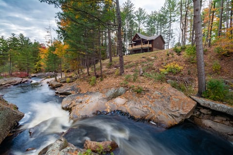 Spacious Riverfront Lodge on the Rapids