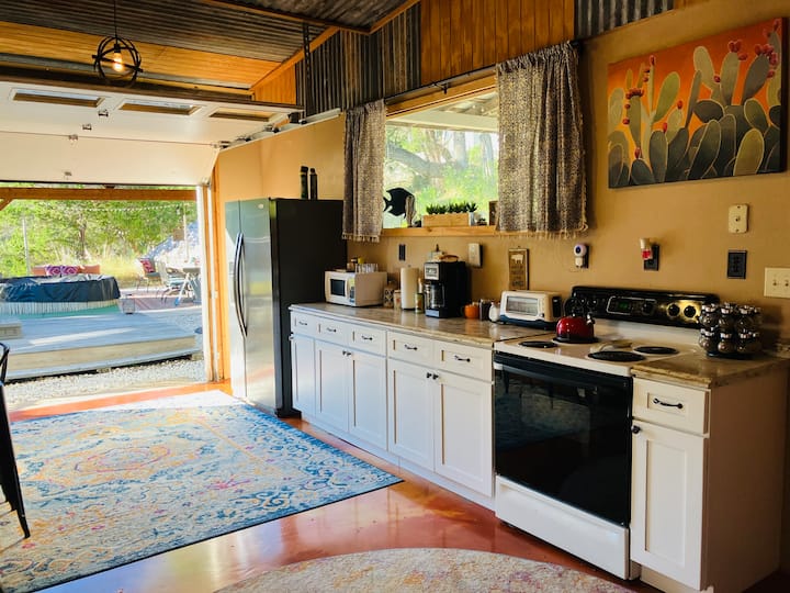Tiny Cabin W Hot Tub & Pool Surrounded By Nature - Lake Medina Highlands, TX