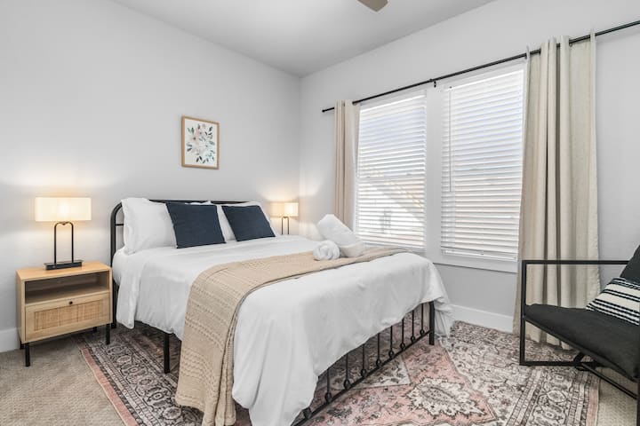 เตียงควีนไซส์พร้อมโคมไฟชาร์จไร้สาย