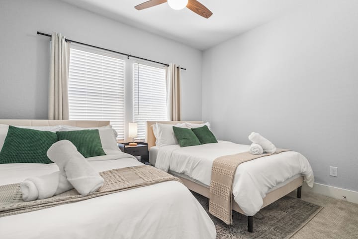 เตียงคู่ 2 หลังพร้อมโต๊ะข้างเตียงเดี่ยว