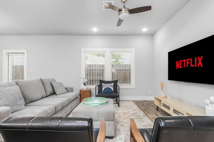 นี่เป็นโซฟาปรับนอนขนาดควีนไซส์พร้อมออตโตมันสำหรับเก็บผ้าปูที่นอน