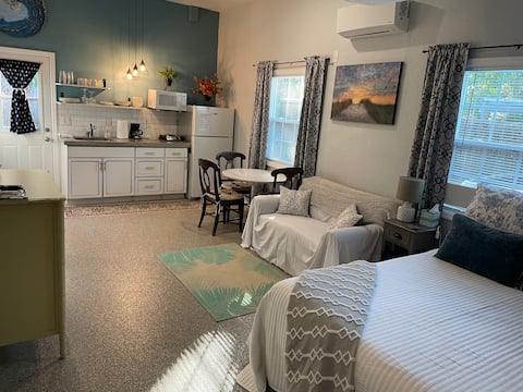 Successful Airbnb property: Adorable studio close to Siesta beach! in Ridge Wood Heights