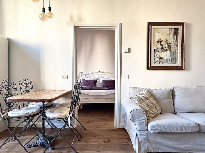 غرفة المعيشة والوصول إلى غرفة النوم الرئيسية الأولى