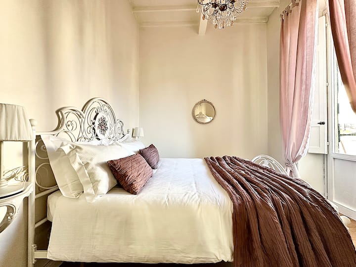 غرفة نوم مزدوجة ثانية مع شرفة