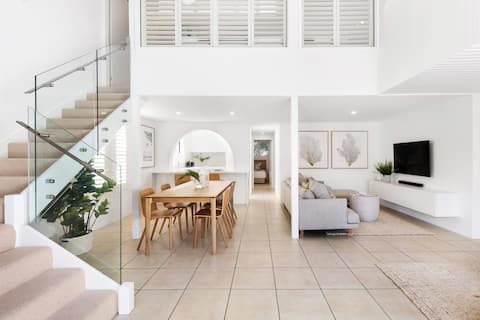 Bayona 8 - Elegant Family Retreat