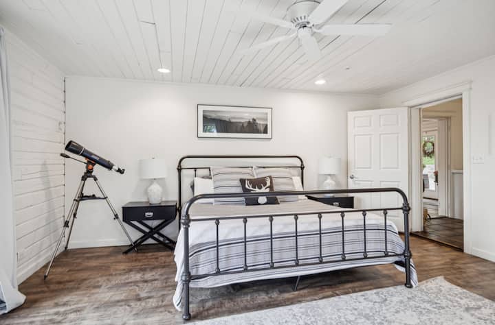 Cuarto dormitorio con cama tamaño king y acceso directo al porche.  
Una habitación más pequeña está unida a este dormitorio con dos camas individuales.  Perfecto para los padres que quieren vigilar a los niños más pequeños.  