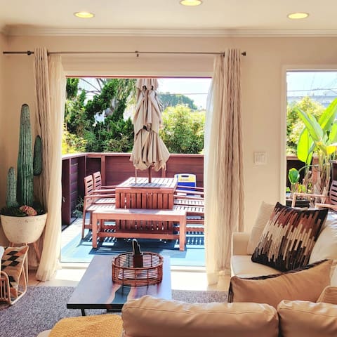 Seaside Penthouse 2B/2B 2 min walk to waves!