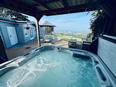 1 bed cabin sleeps 2, hot tub, garden, views, pets