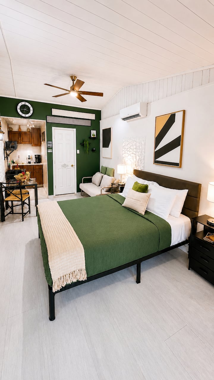 Estudio luminoso y elegante con una cómoda cama tamaño queen, decoración moderna, distribución inteligente, cocina pequeña, comedor, aire acondicionado minisplit e iluminación cálida. Un espacio limpio y acogedor diseñado para la comodidad, la relajación y una estancia práctica.