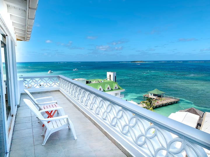Penthouse with panoramic ocean views