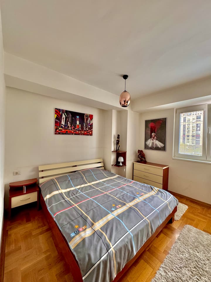 Dhomë gjumi me krevat dopio "king", me përmasa 180x200cm