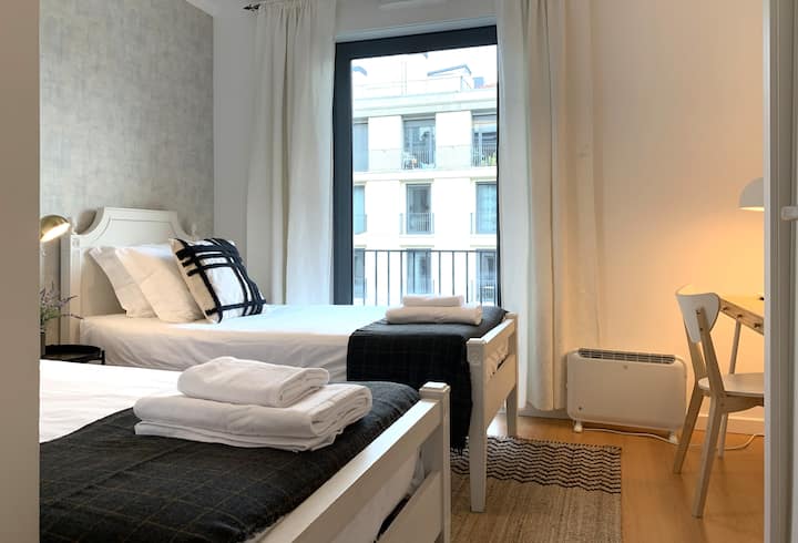 Chambre très confortable avec de l'espace pour ranger vos effets personnels, une grande fenêtre et deux lits séparés. Espace de travail! | Chambre très confortable avec un espace de rangement pour vos effets personnels, une grande fenêtre et deux lits séparés. Avec un ventilateur de plafond!