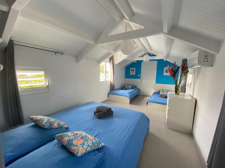 Vista general de la habitación de arriba, con puerta trasera para acceder al baño: julio de 2025