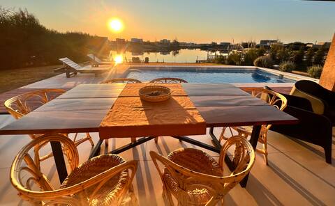 Casa Sakura, warmth with lagoon views.