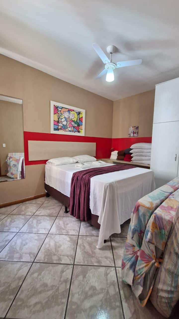 Casal客房配有婴儿床和单人床垫。