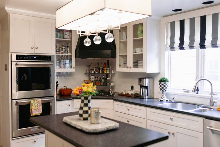 Summit Avenue Luxe Retreat gallery image 3