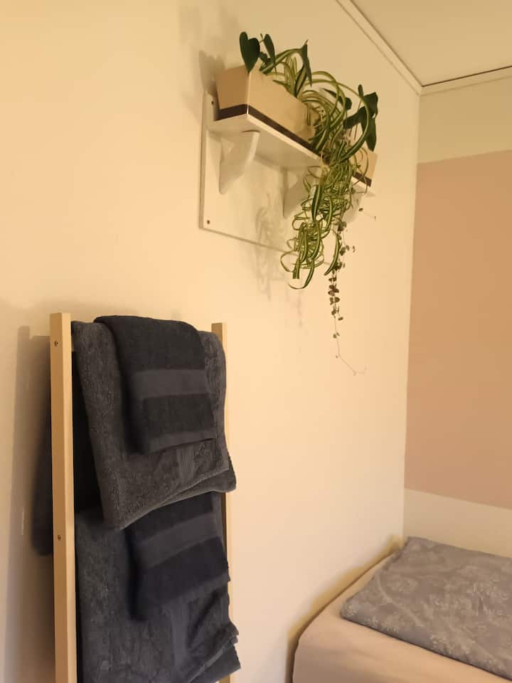 Set med sängkläder och handdukar kan läggas till för 150kr per set.