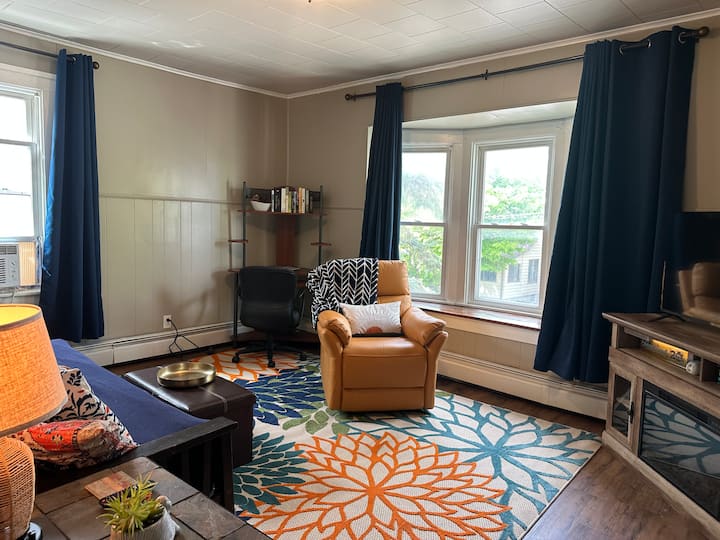 Cozy Riverfront W/balcony-fish/hunt/golf - Gibraltar, MI