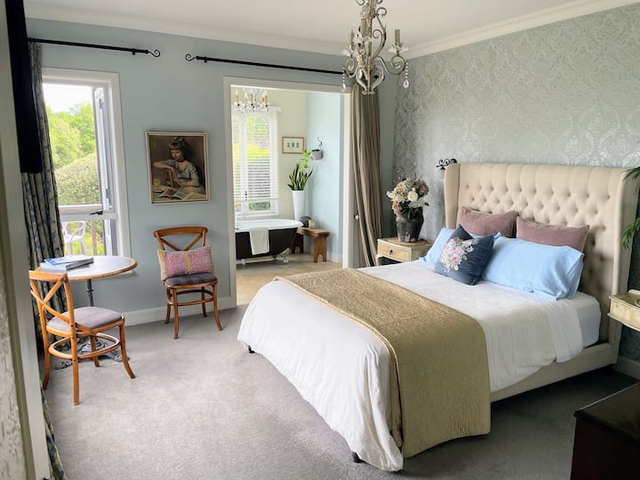The Black House Quiet Luxury With Beautiful Views. - Tauranga