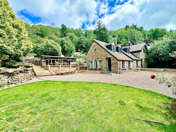 Country retreat with a hot tub and amazing views