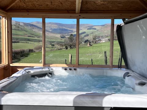 Breath taking Cabin Berwyn with private hot tub.