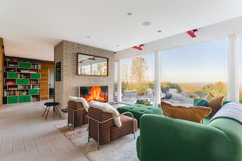 Hillcrest Glasshouse - a minimalist modern retreat