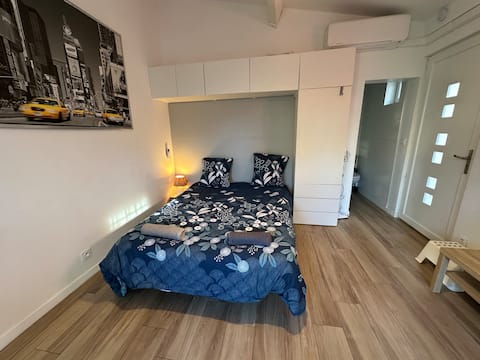 Successful Airbnb property: White door in Marseille