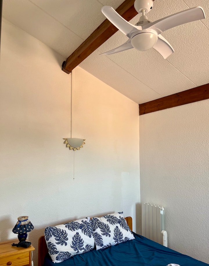 Se instala un ventilador de techo 
Cama de 140 cm
