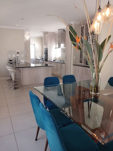 Elegant & Modern Home near Winelands gallery image 5