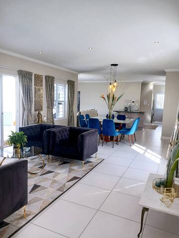 Elegant & Modern Home near Winelands