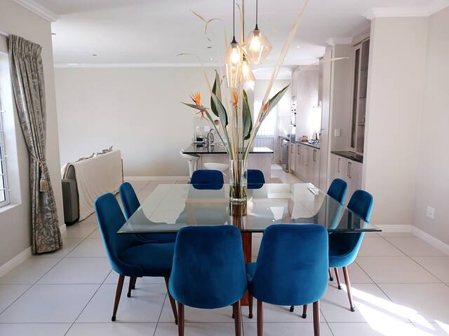 Elegant & Modern Home near Winelands gallery image 4